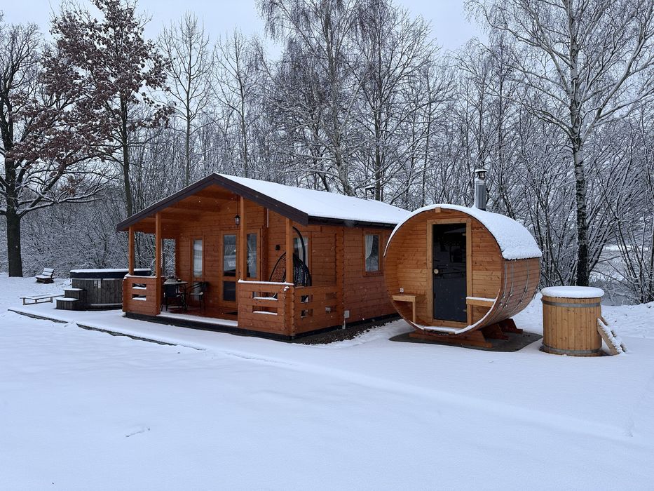 Całoroczny ogrzewany Domek z jacuzzi sauną kominek dla 4 osób w lesie