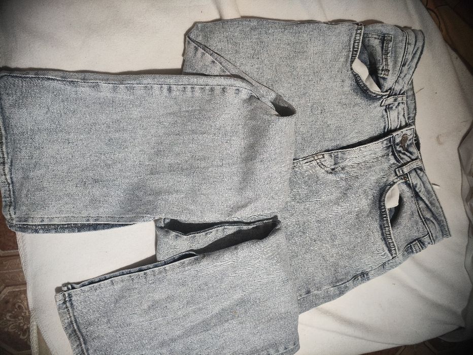 Кльош джинси,розміру М з розрізами ,нові