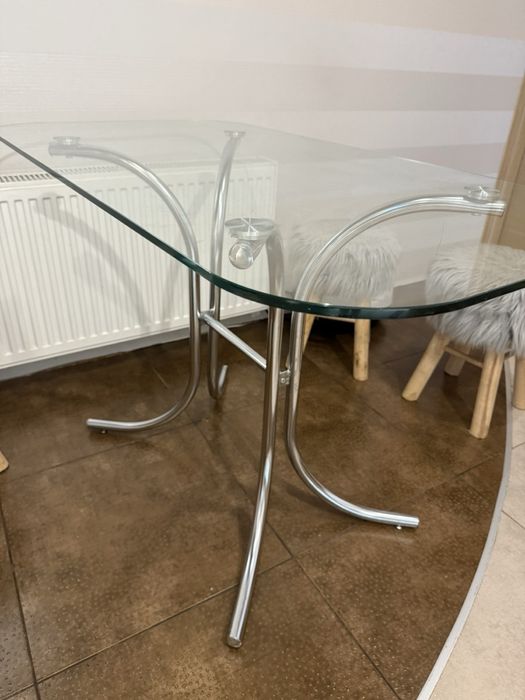 Скляний стіл в гарному стані