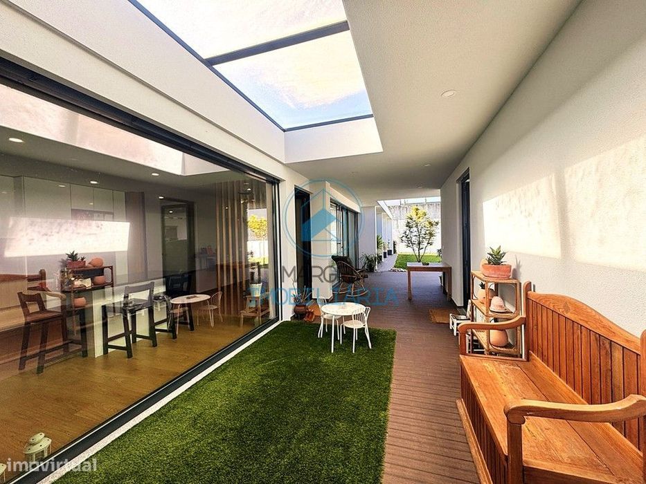Moradia térrea T4, no Louro, com jardim, garagem e AC