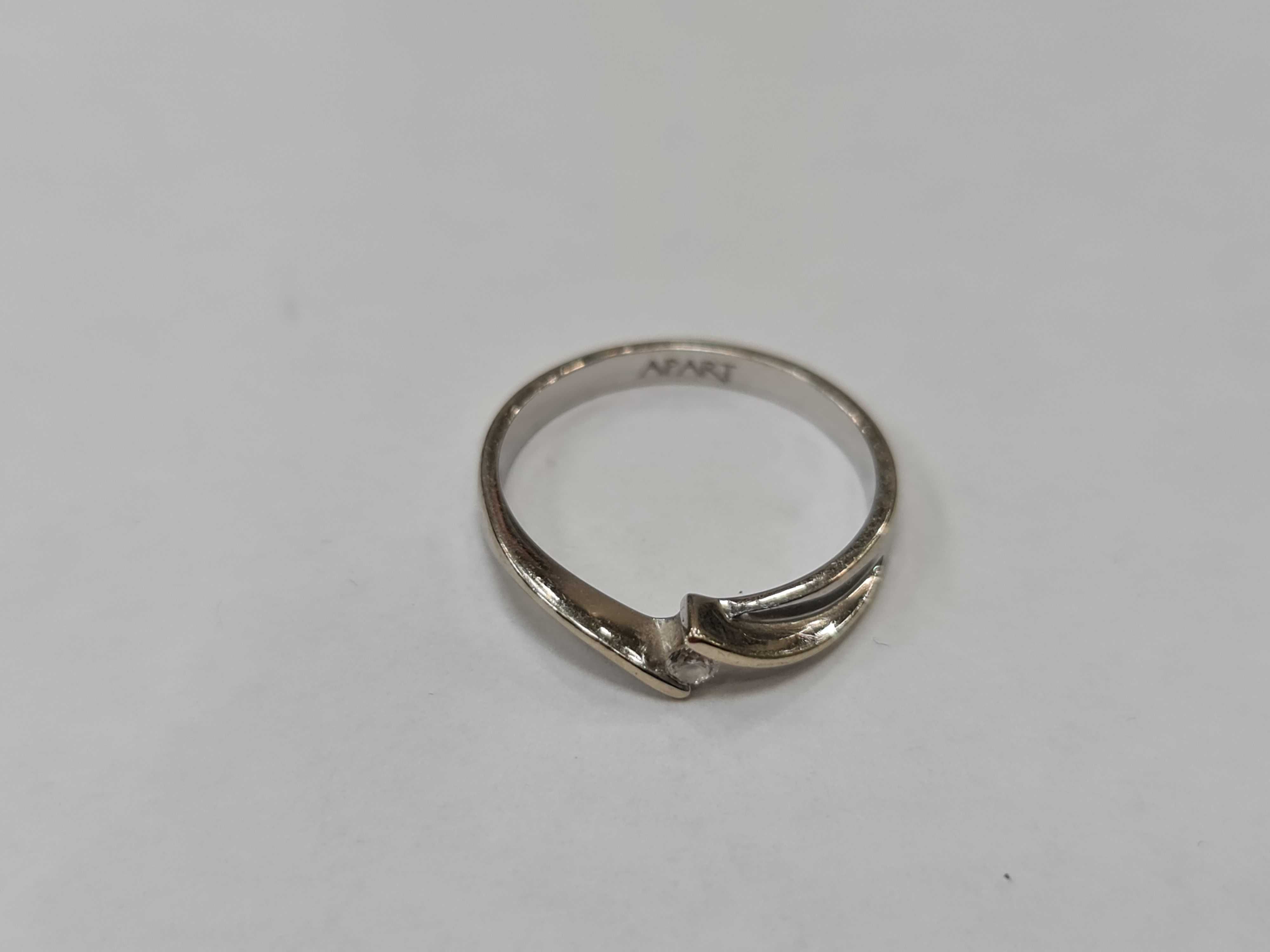 Złoty pierścionek/ Apart/ 585/ 1.90 gram/ R11.5/ Brylant 0.03 CT