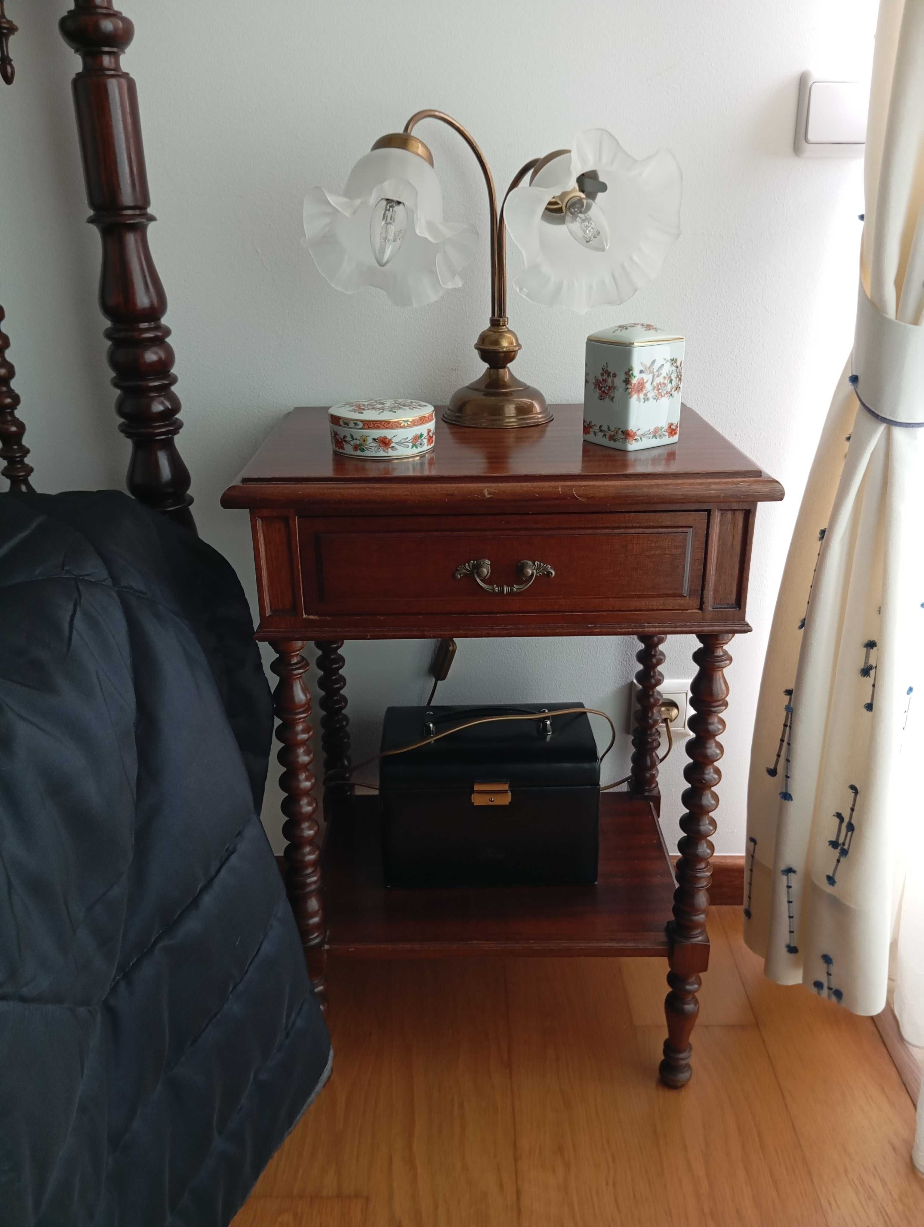 Conjunto de quarto com cama, cómoda, e 2 mesas de cabeceira em mogno