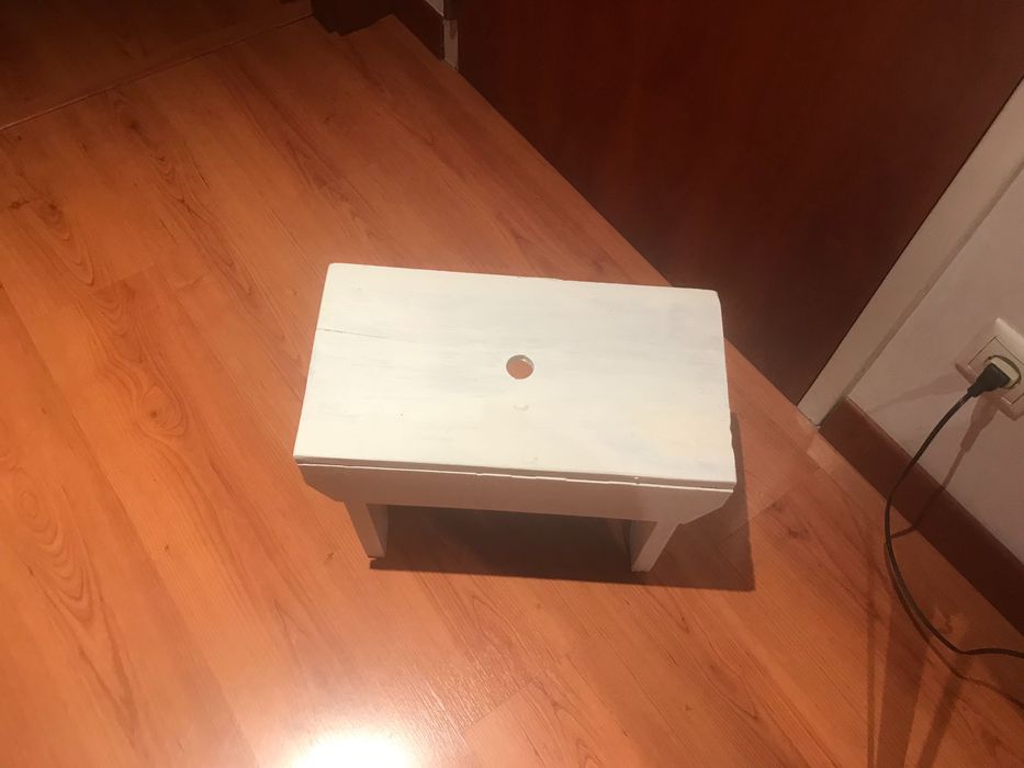 Banco em mogno outro pinho pintado branco