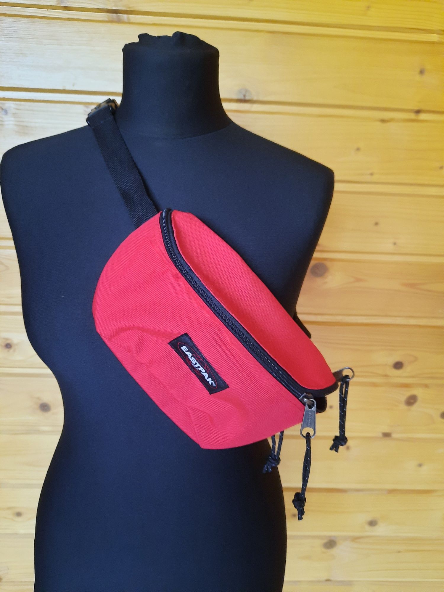 Nerka Eastpak saszetka pasek regulowany.