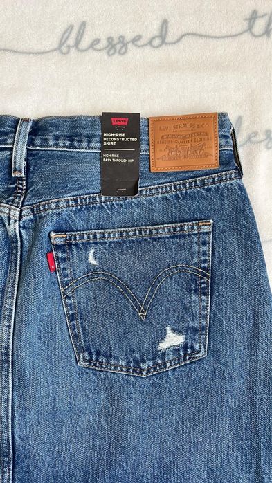 Спідниця фірми Levi’s, джинс темно- синього кольору з потертостями
