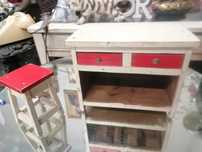 Armário e banco de cozinha em miniatura