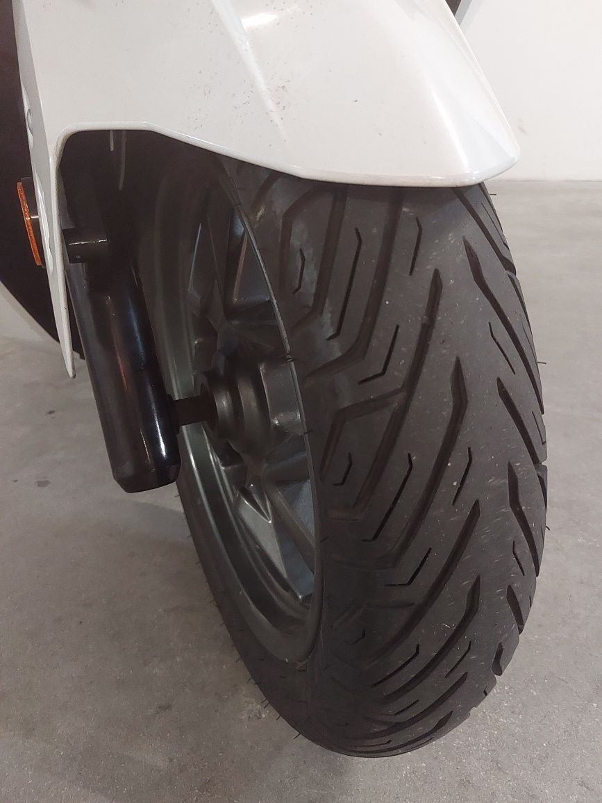 Cruisym 300 ABS
11 000 km

Algumas marcas/riscos proprias