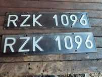 Czarne, metalowe tablice rejestracyjne