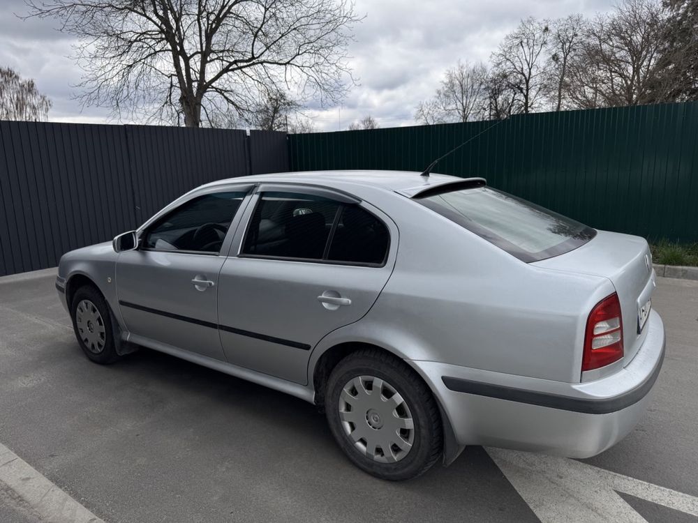 Продам шкода тур 2001 рік 1,6 газ бенз
