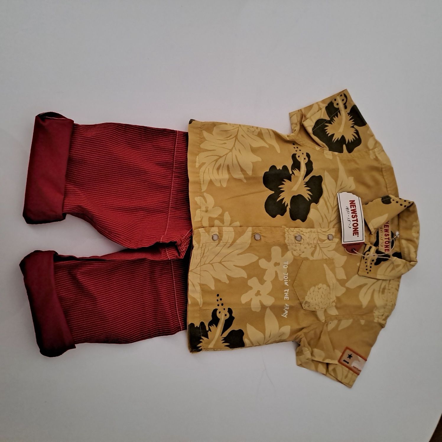 Conjunto de menino com calças, camisa e t-shirt