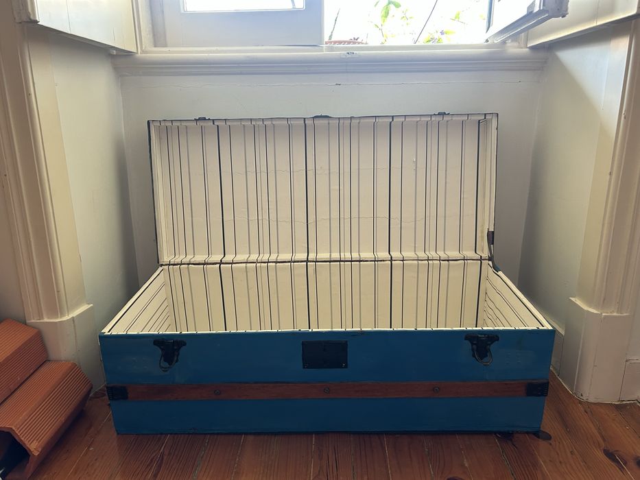 baú vintage de madeira e azul em ótimo estado