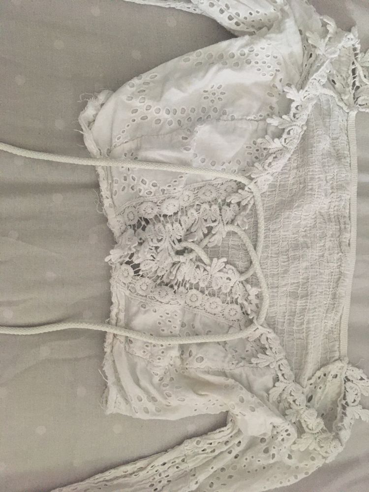 Top curto com cordas e renda