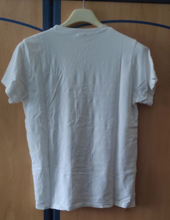 T-shirt branca com letras pretas