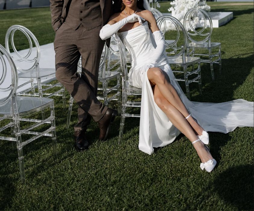 Весільна сукня з розрізом та шлейфом