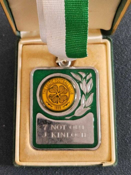 Medalha comemorativa vintage do Celtic Football Club com inscrição.