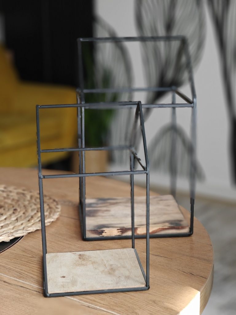Kwietnik metalowy domek