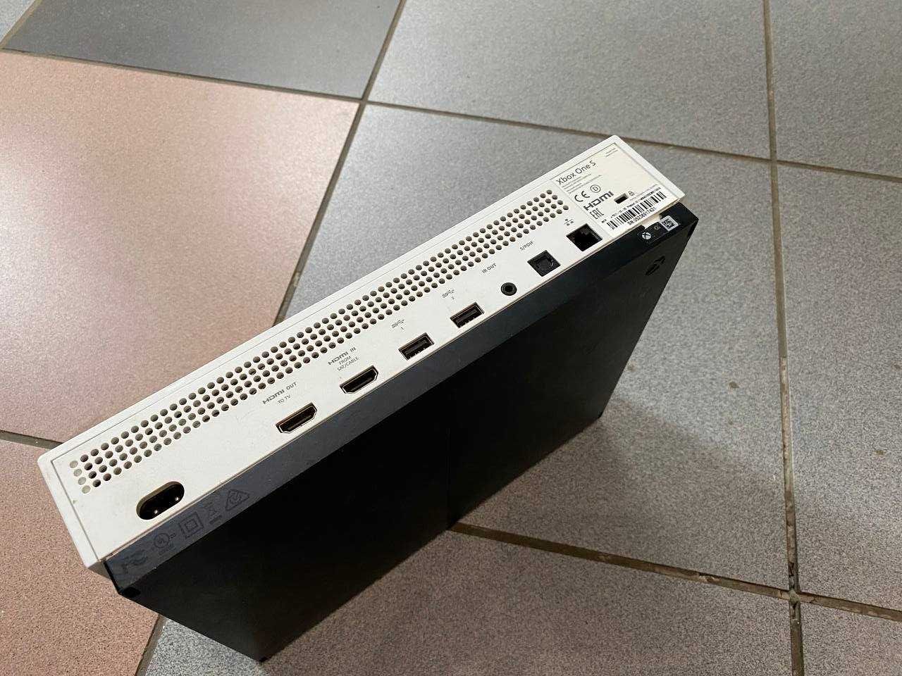 Приставка Microsoft Xbox One S