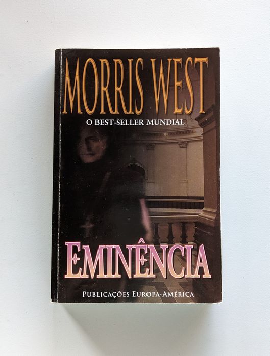 Livros de Harold Robbins e Morris West.
