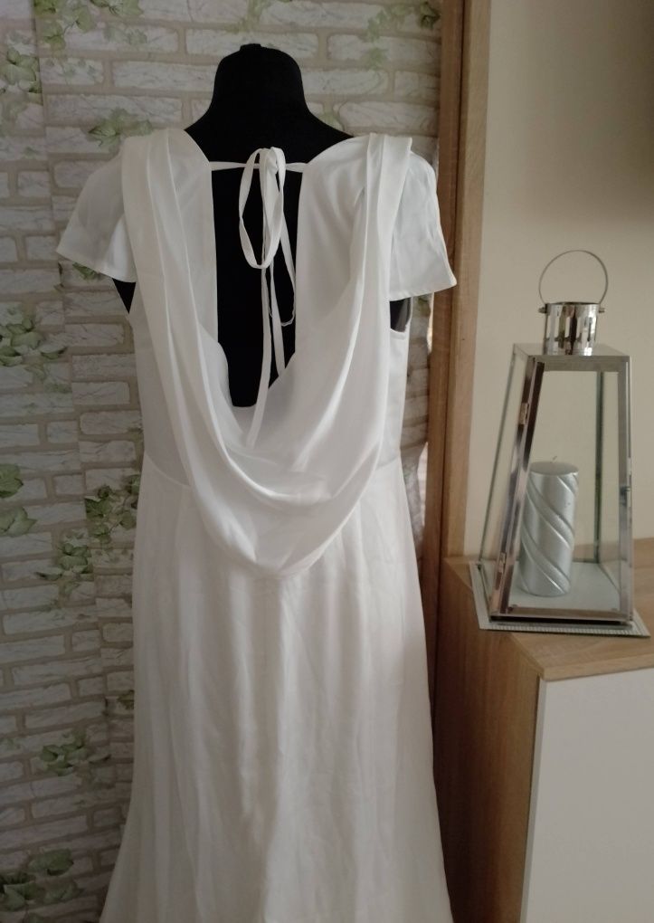 Suknia ślubna zdobiona z trenem sweep