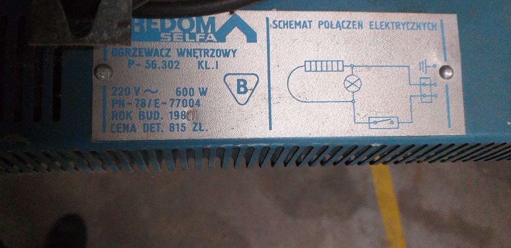 Grzejnik elektryczny na ścianę.