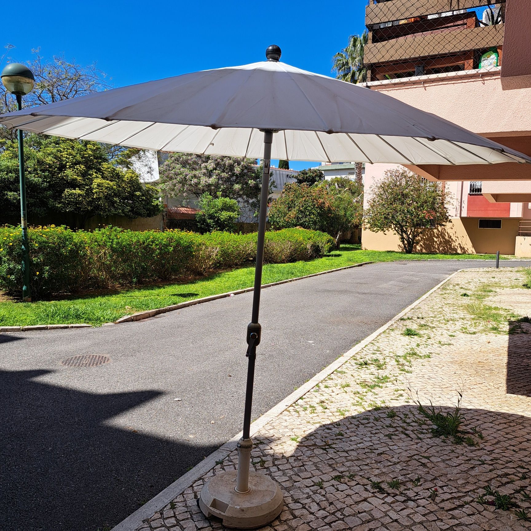 Chapéu de  sol de jardim com base de suporte