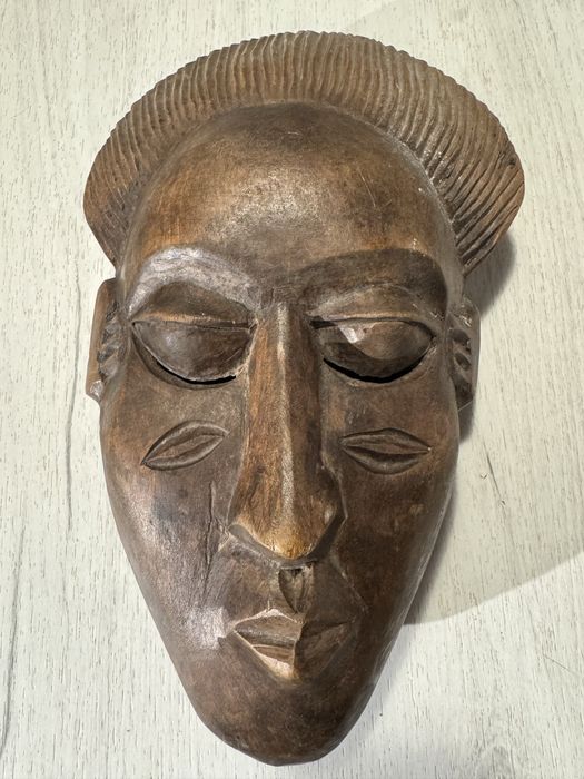Drewniana afrykańska maska ręcznie rzeźbiona