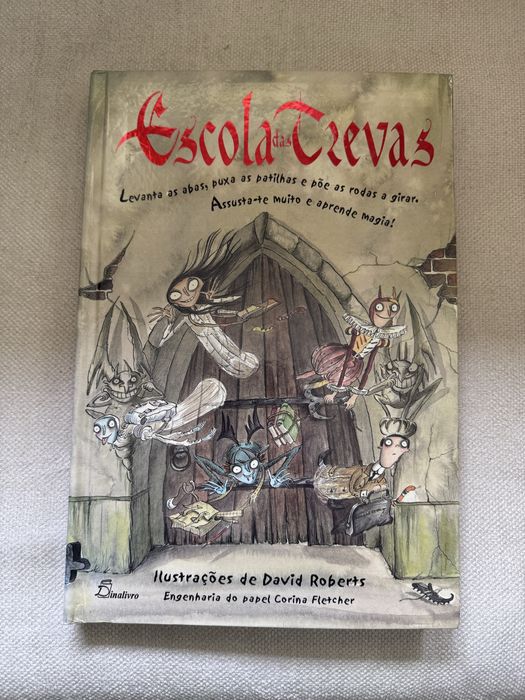 Livro tridimensional - Escola das Trevas