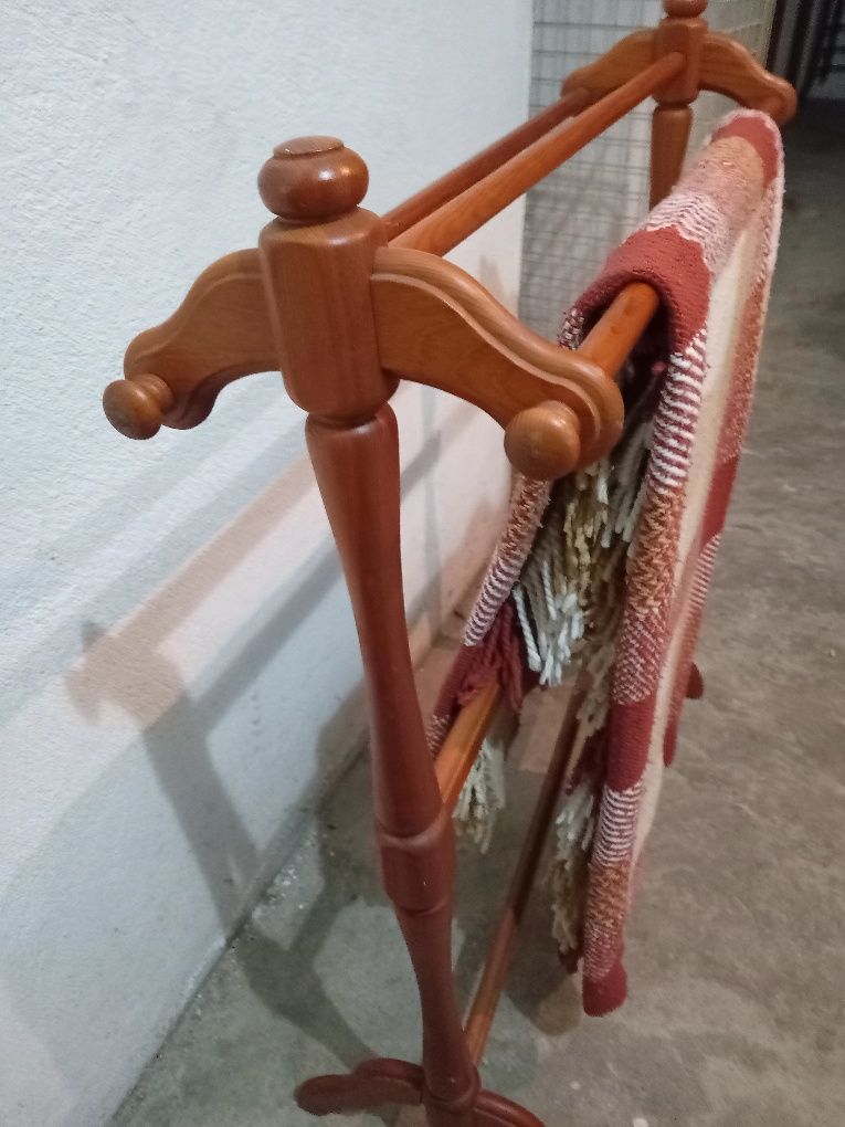Toalheiro rústico em madeira
