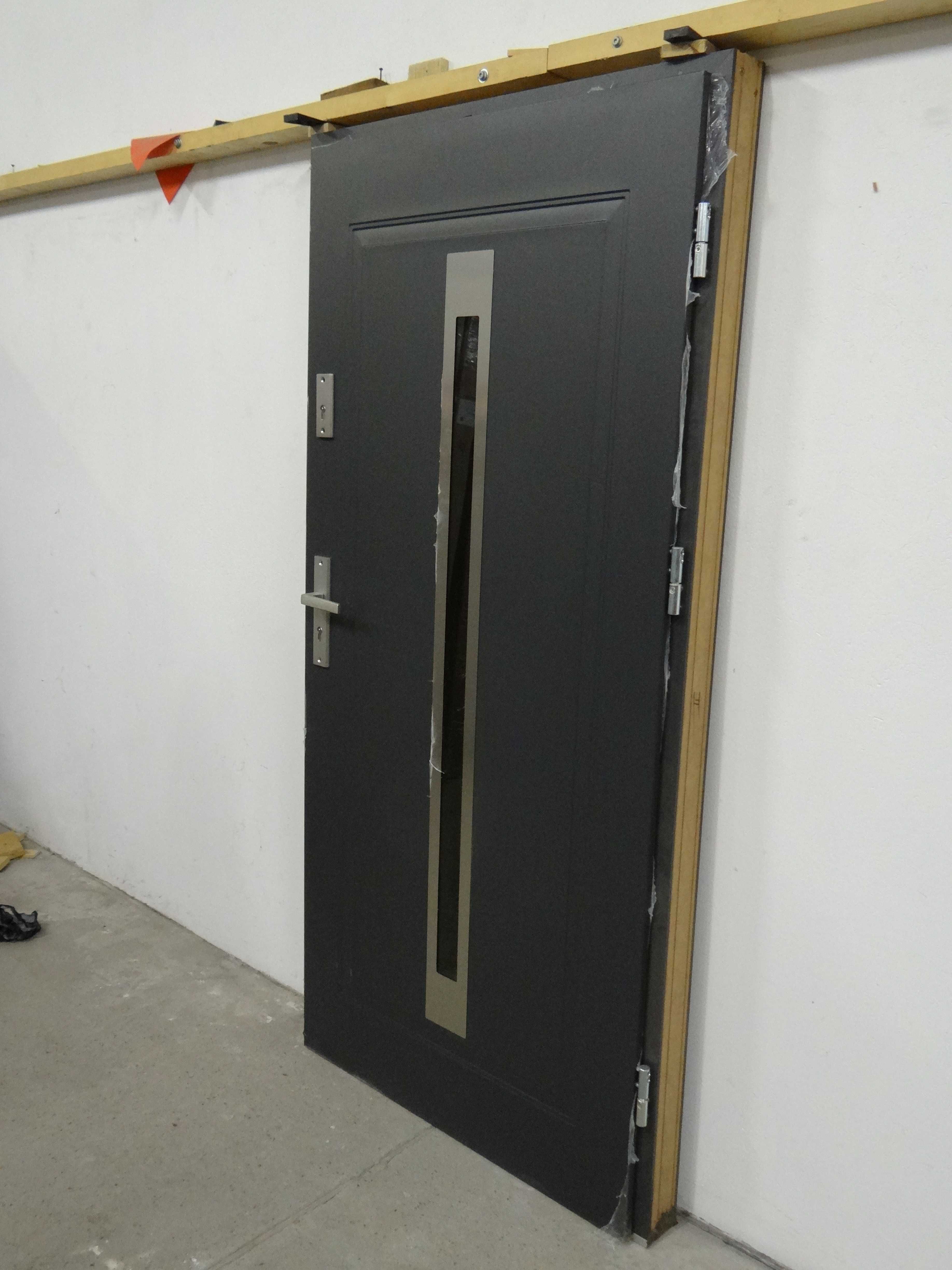 Drzwi zewnętrzne + okucia Figaro 4 90 P antracyt 1.2W/m²K