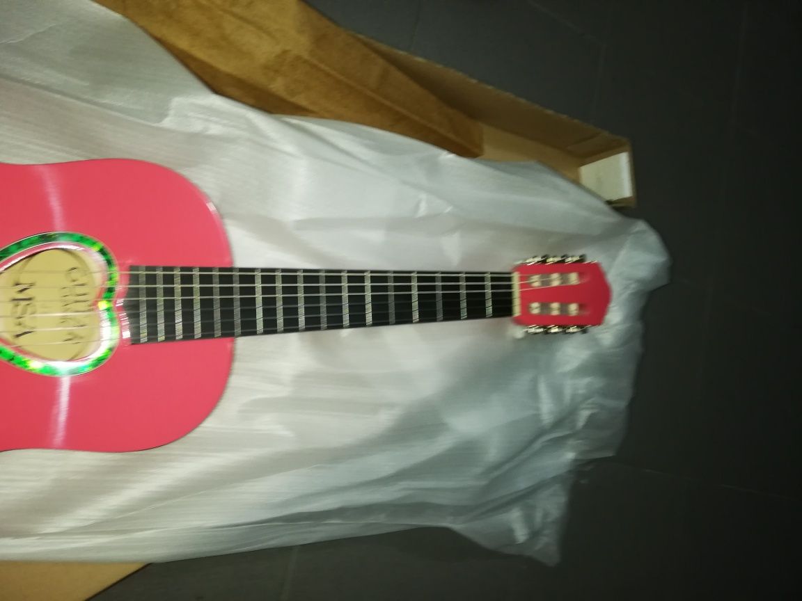 Guitarra clássica 1/2 rosa e kit para crianças