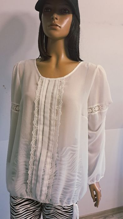 Biała bluzka z  koronkowymi  wstawkami