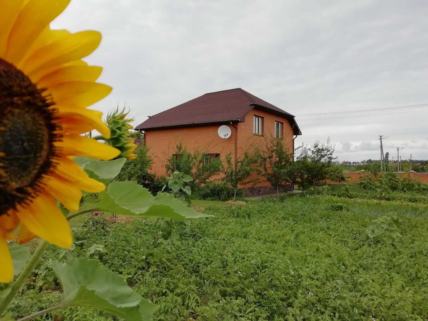 Продам новий сучасний будинок з усіма зручностями.