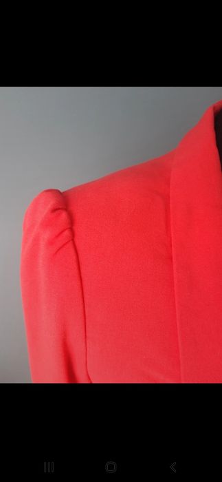 Koralowy żakiet bolerko