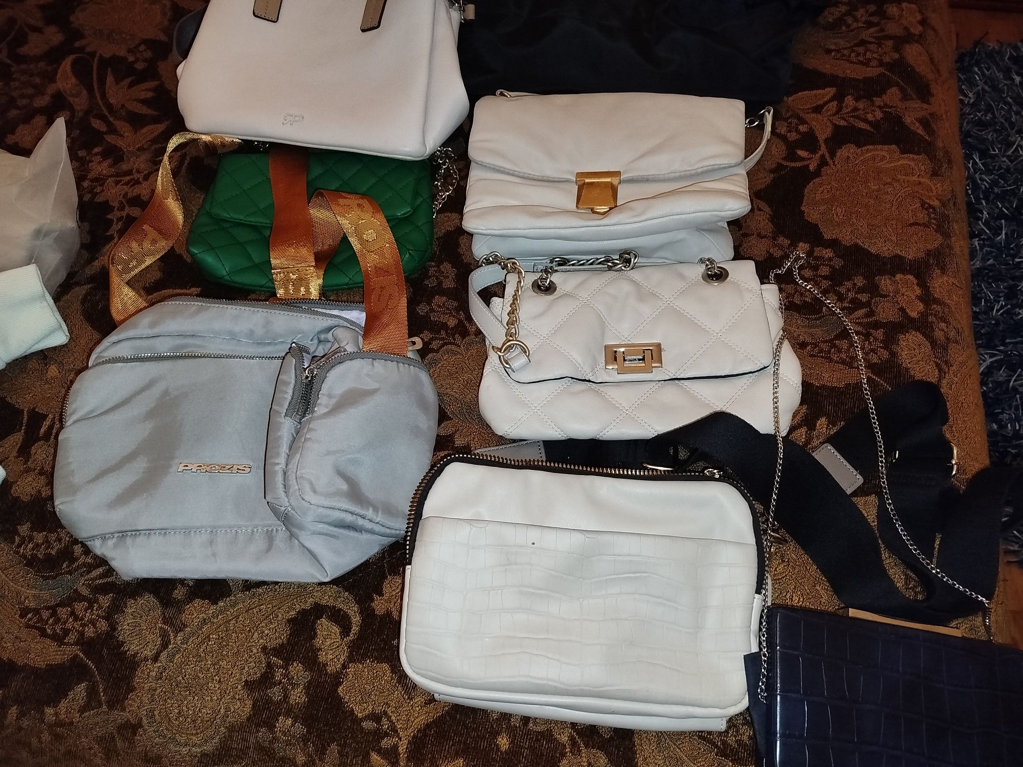 Várias bolsas usadas