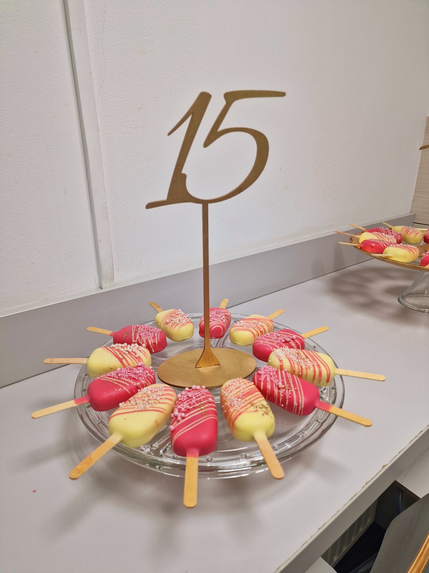 Cyfra dekoracyjna "15" złota 4 sztuki
