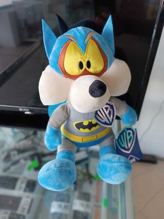 PROMO:Peluche Coyote Batman 27cm (Edição 100 anos Warner Bros.)