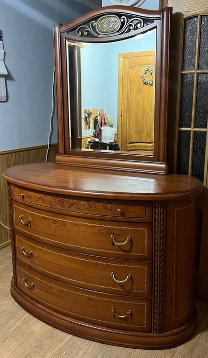 Комод з дзеркалом