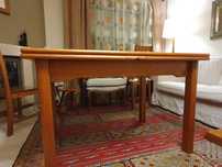 Mesa de sala e 4 cadeiras em madeira de pinho, marca Pedrosa