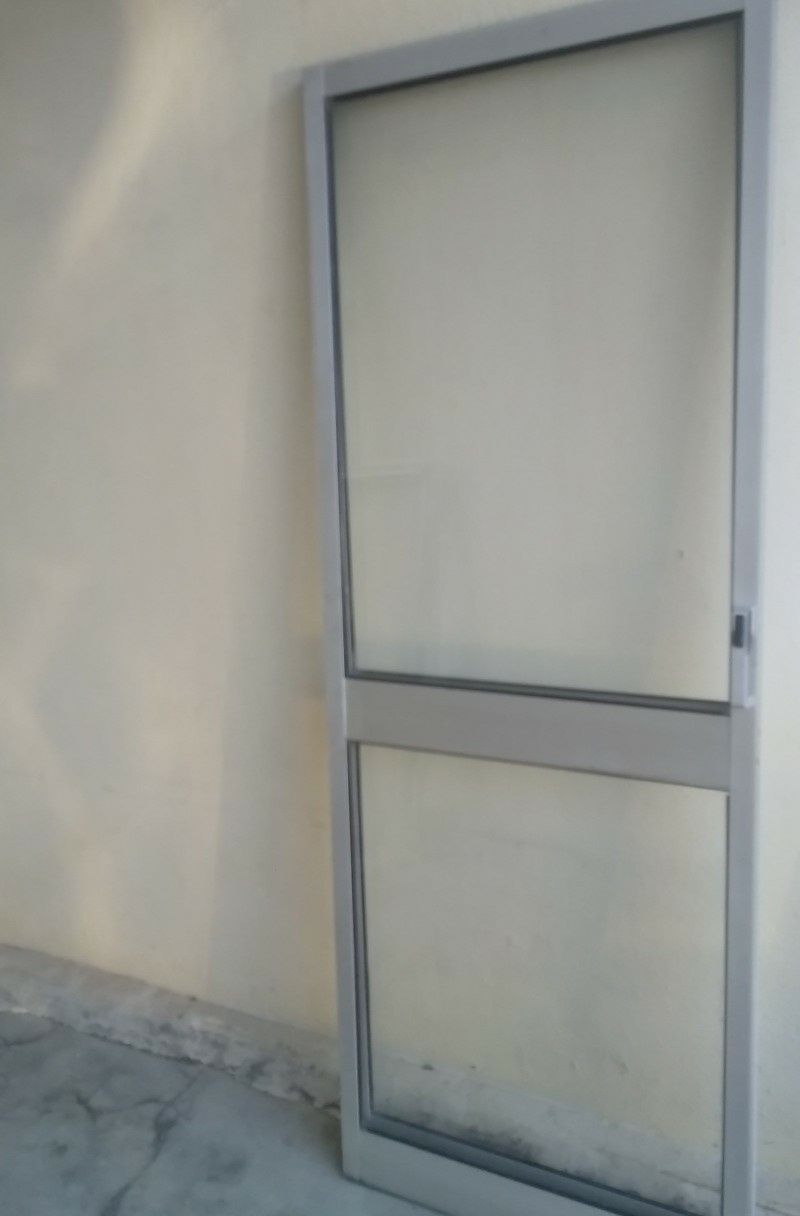 Janelas em alumínio de correr com vidro simples sem aro