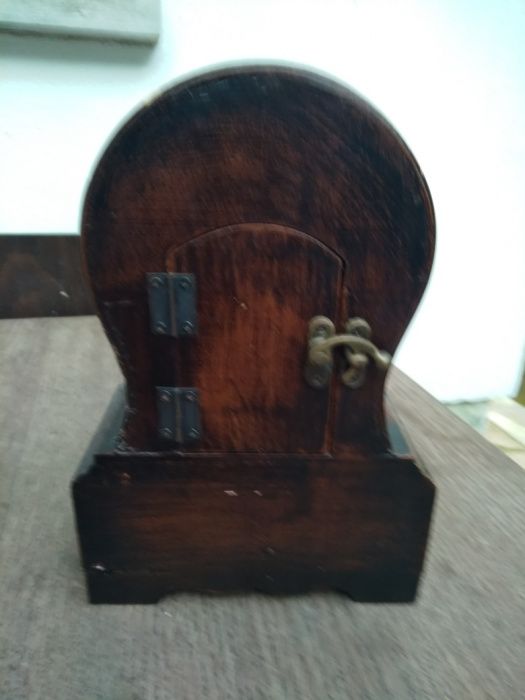 Relógio antigo em madeira com gaveta