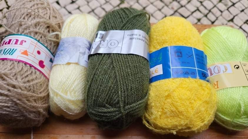 Lãs acrílicas novelos de 50 gr várias marcas