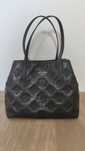 Torebka Guess czarna shopper tłoczone logo