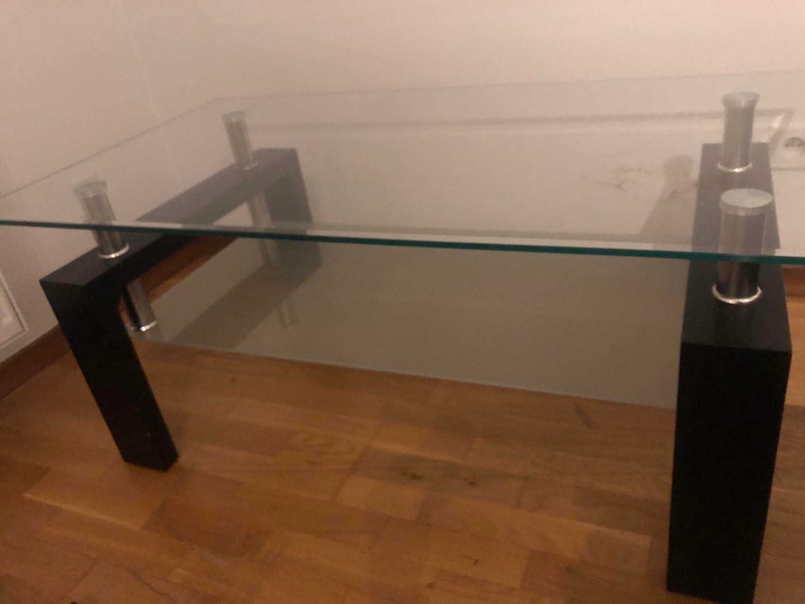 niski stolik ze szkła