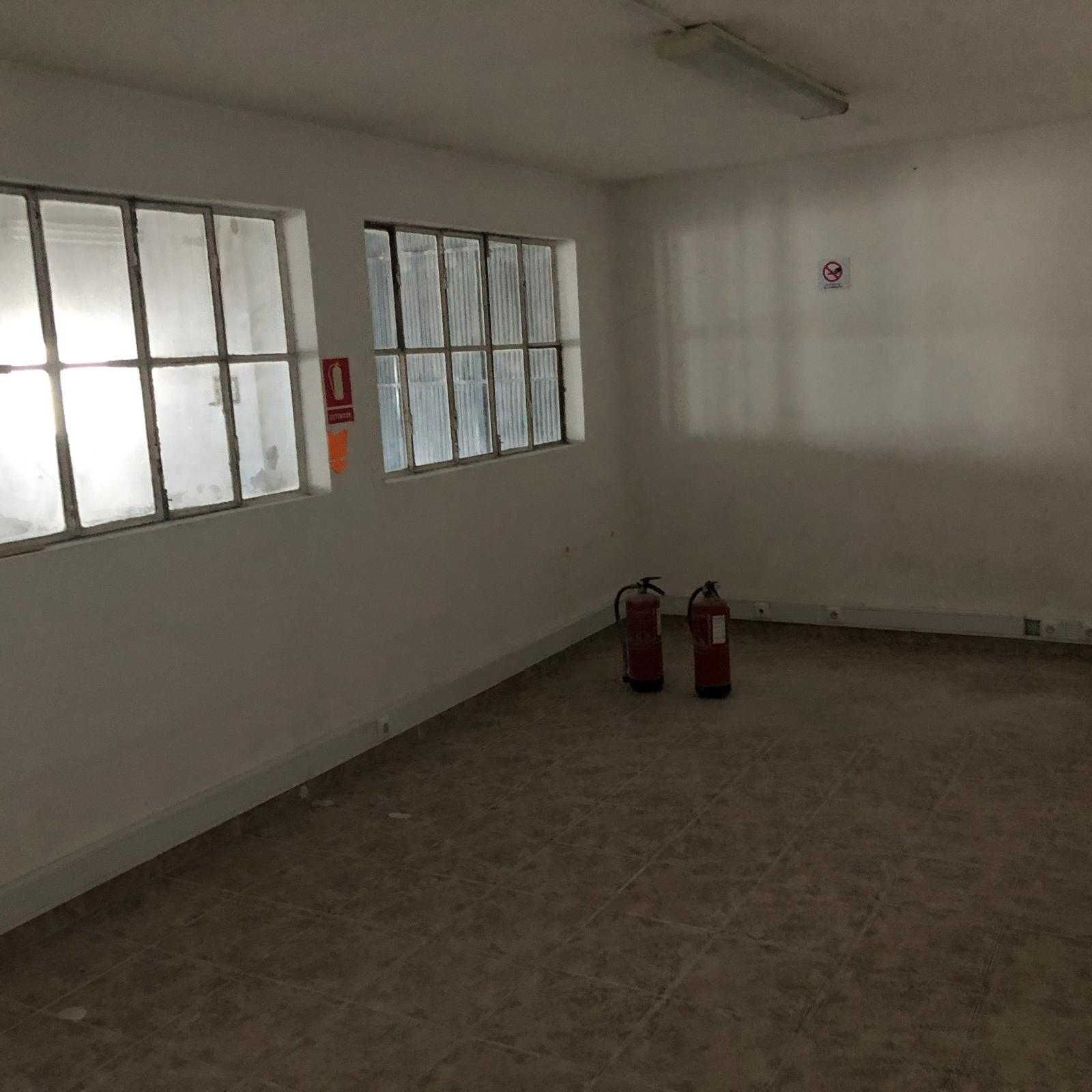 Arrenda-se Armazem com 200m2, em Benavente