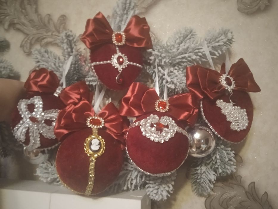 Іграшки на ялинку . Новорічні іграшки . Кулі на ялинку .. і