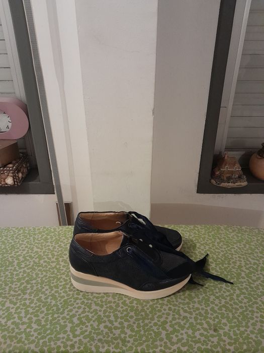 Vendo Sapatilhas de Senhora muito bonitas como novas