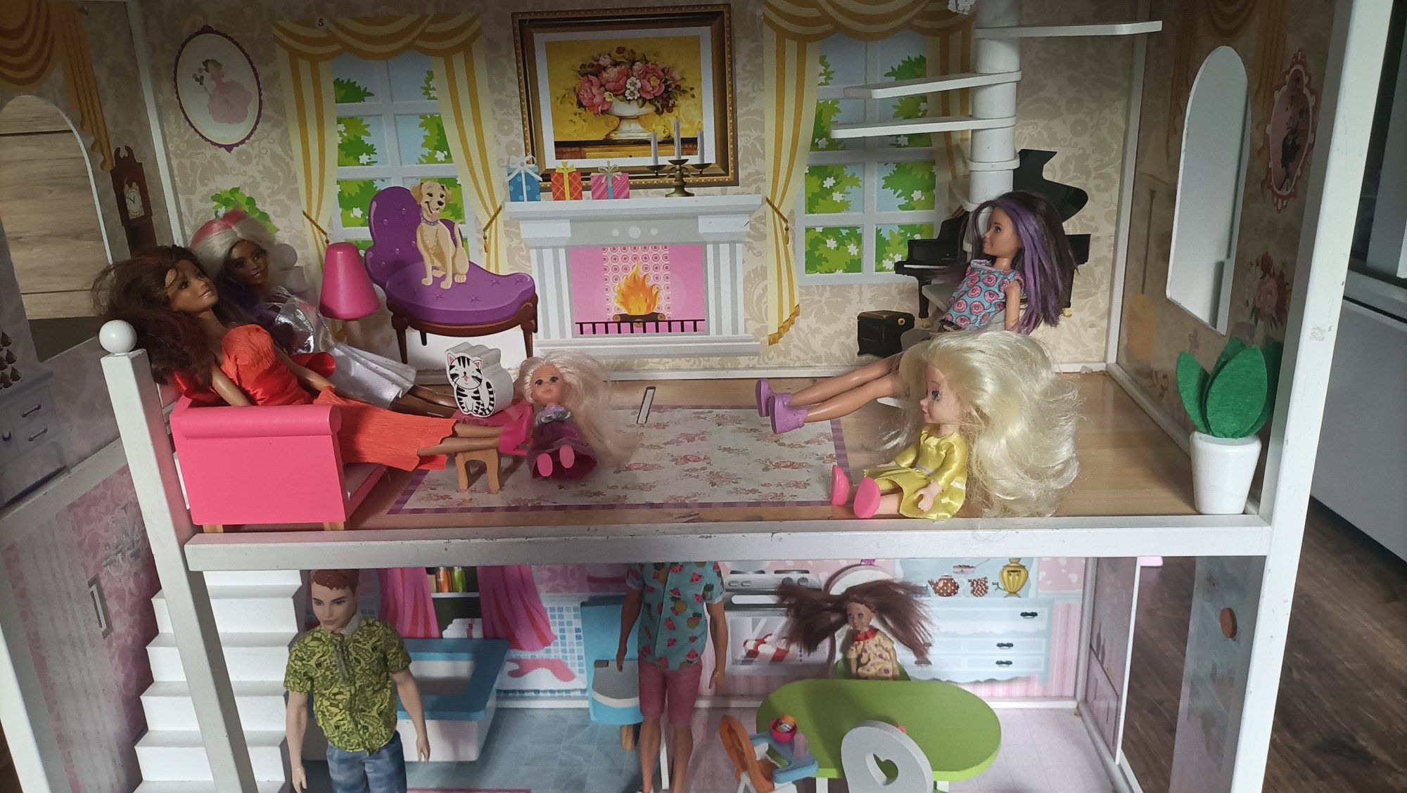 Domek dla lalek  duży drewniany plus dużo lalek Barbie  i gratisy