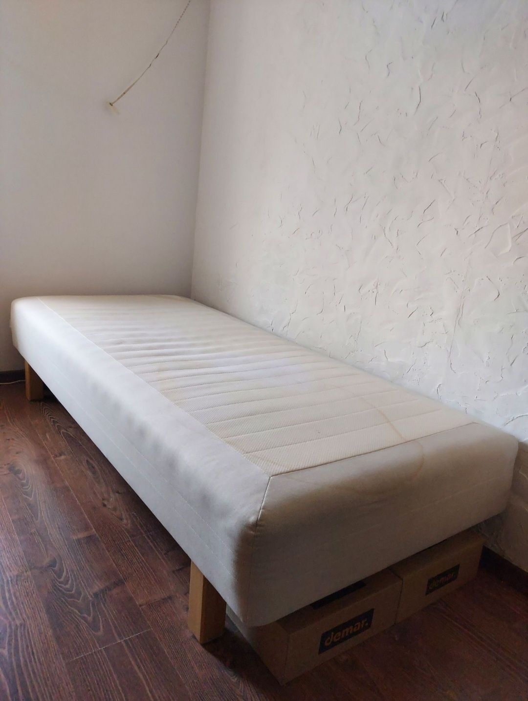 Bardzo wygodne łóżko gościnne kompaktowe z drewnianym stelażem materac
