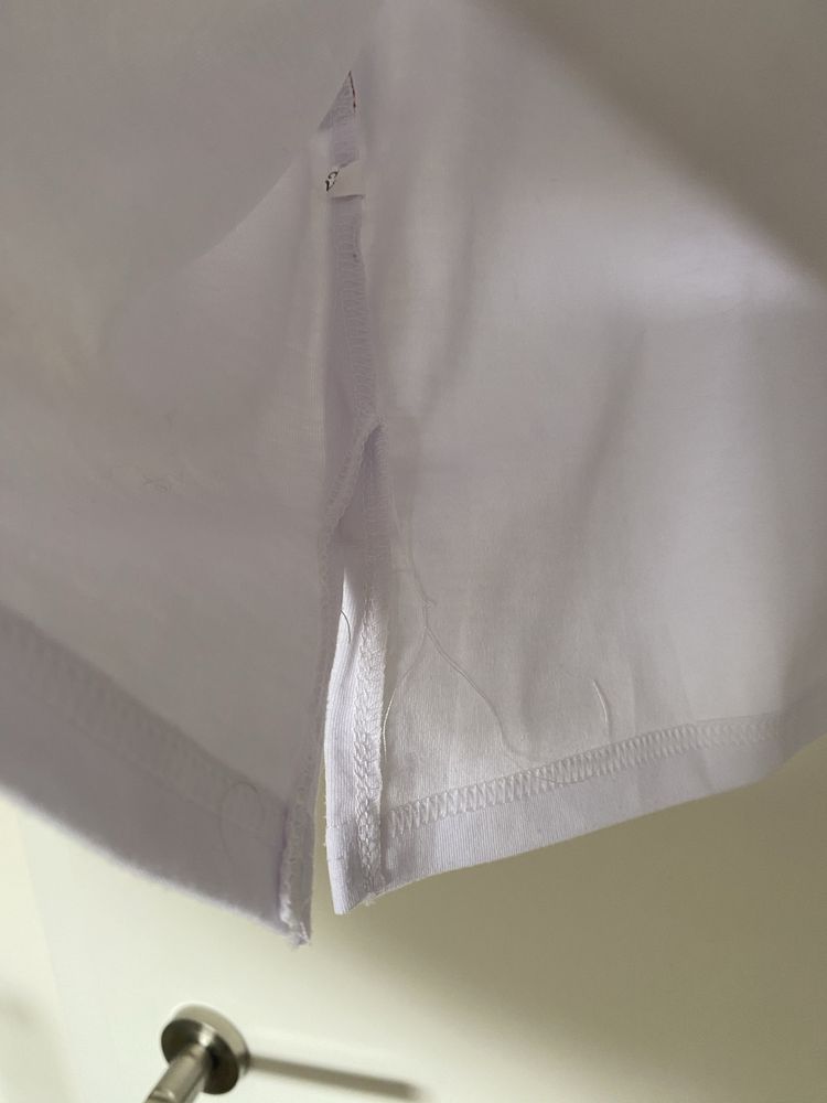 Biała bluzka z ozdobną aplikacją