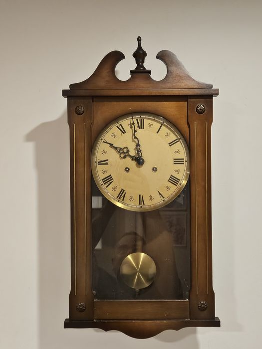 Zegar ścienny z wahadłem drewniany